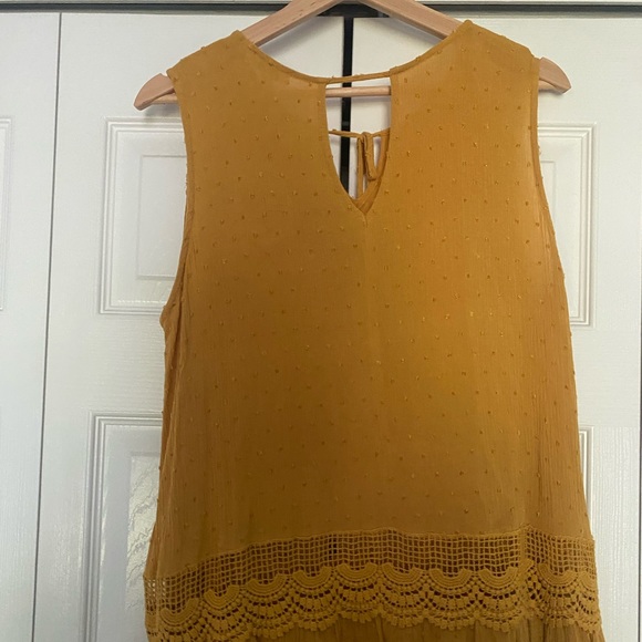 sleeveless yellow top with lace at bottom - Picture 2 of 3